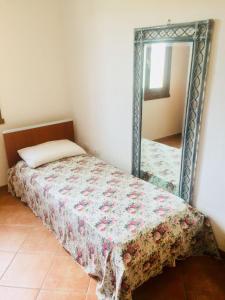 カステルサルドにあるAsinara 2のベッドルーム(ベッド1台、鏡付)