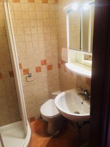 カステルサルドにあるAsinara 2のバスルーム(トイレ、洗面台、シャワー付)