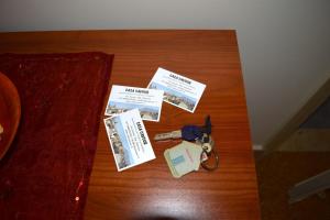 巴勒莫凯沃尔住宿加早餐旅馆的一张桌子,上面放着几张牌和一对剪刀