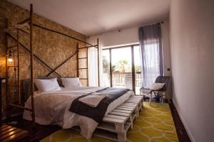 Ένα ή περισσότερα κρεβάτια σε δωμάτιο στο Lisbon Surf Villa +44 φωτογραφίες