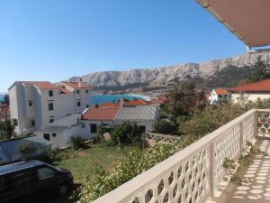 una vista desde el balcón de una casa en Apartments Ivana, en Baška