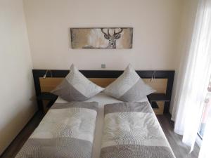 een slaapkamer met twee bedden en een foto van een hert aan de muur bij Ferienwohnung Kurpark in Xanten