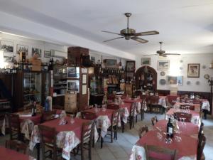 ein Restaurant mit roten Tischen und Stühlen in einem Raum in der Unterkunft Hotel Lea in Grosseto