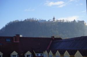 Blick auf einen Hügel mit Häusern und einem Gebäude in der Unterkunft Stylish New City Appartement in Graz