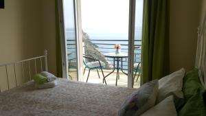 um quarto com uma cama e uma varanda com uma mesa em Lighthouse Apartments em Budva