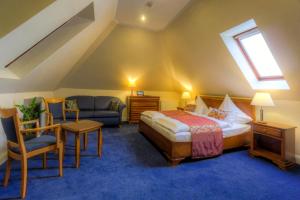 Postel nebo postele na pokoji v ubytování KurparkHotel Warnemünde