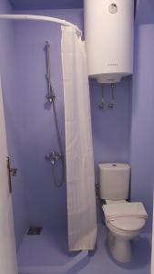 Uma casa de banho em Lighthouse Apartments