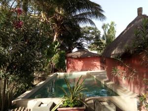 La alberca dentro o cerca de Hôtel Joal Lodge