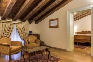 A seating area at Villa Fenaroli Palace Hotel