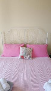 Uma cama ou camas num quarto em Lighthouse Apartments