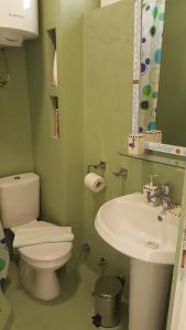 Uma casa de banho em Lighthouse Apartments