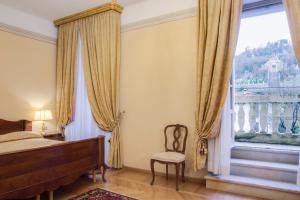 A bed or beds in a room at Villa Fenaroli Palace Hotel