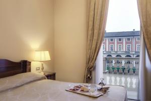A bed or beds in a room at Villa Fenaroli Palace Hotel