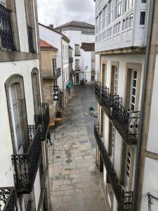 pusta aleja w mieście z budynkami w obiekcie Apartamento luaS w Santiago de Compostela