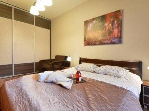 Un dormitorio con una cama con una mesa. en Apartament 7, en Szklarska Poręba