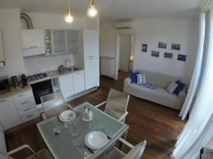 cocina y sala de estar con mesa y sillas en Casa Lorelei, en Sestri Levante