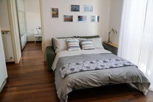 una camera da letto con un letto con cuscini sopra di Casa Lorelei a Sestri Levante