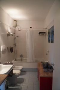 un bagno con due WC, una vasca e un lavandino di Casa Lorelei a Sestri Levante Altre 21 foto