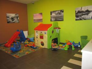 Una habitación infantil con zona de juegos con juguetes. en Apartament Morskie Polanki, en Kołobrzeg
