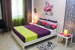 Un dormitorio con una cama con una colcha colorida. en Blau Vacanze, en Peschiera del Garda