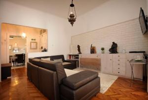 ein Wohnzimmer mit einem Sofa und einem Tisch in der Unterkunft Celtis Apartment in Split
