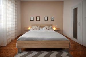 斯普利特的住宿－塞爾提斯公寓，一间卧室配有一张大床和两个枕头