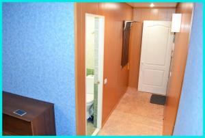シャフティにあるУютная 1-квартира в центре городаの小さなバスルーム(ドア、廊下付)