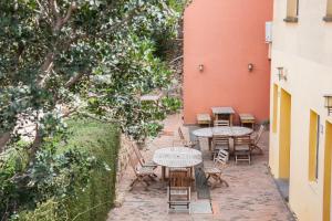 un patio con mesas y sillas junto a un edificio en Il Locandiere, en Capitana