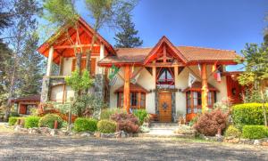 a house with a gambrel roof at Blumenau Relax & Holidays in Villa General Belgrano