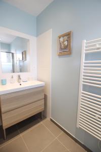 a bathroom with a sink and a mirror at Le Clos de la Montagnette - Maison avec parking et jardin in LʼIsle-sur-la-Sorgue