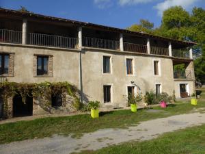 eine Außenansicht des Hauses in der Unterkunft B and B Sycomore, La Bouriotte in Labastide-Rouairoux