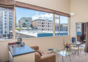 sala de estar con vistas a una ventana grande en Courtenay Village, en Wellington