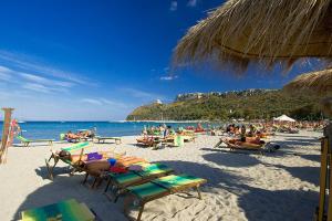 een groep mensen op het strand bij Lewisrooms Domo in Cagliari