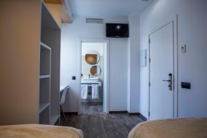 セビリアにあるHostal Sevilla Santa Justa - Adults onlyの白い部屋で、バスルーム(シンク付)が備わります。