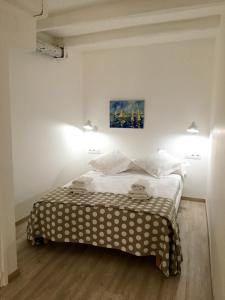 トッサ・デ・マールにあるCharming loft - Historical Centerのタオル2枚が備わるドミトリールームのベッド1台分です。