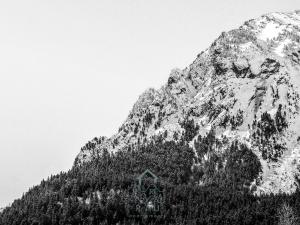 A general mountain view or a mountain view taken from Az apartmant