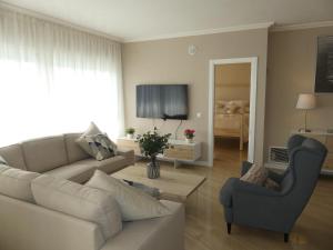 Televízia a/alebo spoločenská miestnosť v ubytovaní Malaga Benalmadena Puerto Marina Costa Sol Holiday Rentals