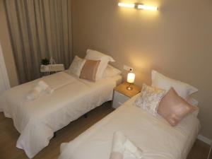 Posteľ alebo postele v izbe v ubytovaní Malaga Benalmadena Puerto Marina Costa Sol Holiday Rentals