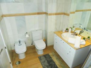 Kúpeľňa v ubytovaní Malaga Benalmadena Puerto Marina Costa Sol Holiday Rentals