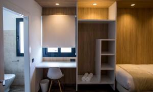 セビリアにあるHostal Sevilla Santa Justa - Adults onlyの小さなベッドルーム(ベッド1台、バスルーム付) +116枚の写真