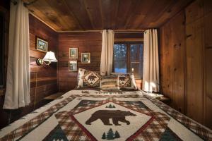 Un dormitorio con una cama con una alfombra de oso. en 16 Chipmunks Holiday en Wawona