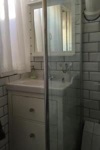 サン・ジャン・ド・リュズにあるMonappart St Jeanのバスルーム(シンク、鏡付きシャワー付)
