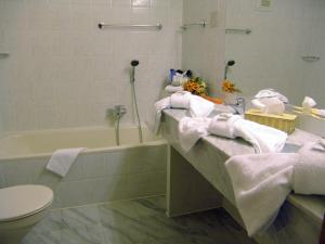 シュヴェットにあるOder-Hotelのバスルーム(シンク、バスタブ、タオル付) +18枚の写真