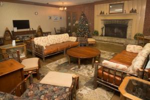 a living room filled with furniture and a fire place at Clifty Inn in Madison