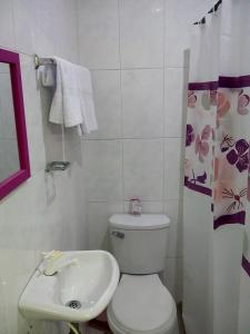 Koupelna v ubytování Hostal Casa de Barajas + 24 fotografií