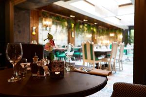 ein Tisch in einem Restaurant mit Gläsern darauf in der Unterkunft The Belmore in Sale