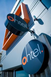 Um certificado, prêmio, placa ou outro documento exibido em Ohtel Wellington