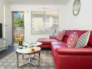 Χώρος καθιστικού στο Understated Elegance Affordable Luxury