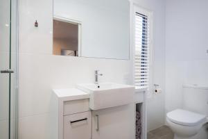 A bathroom at Albury Yalandra Apartment 3
