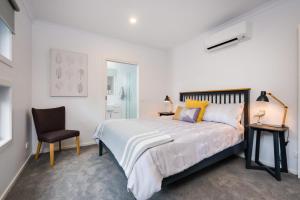 A bed or beds in a room at Albury Yalandra Apartment 5